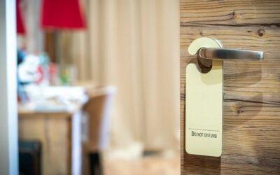Accroche-portes pour Hôtels de Luxe : L’Innovation Signée Cavallino Hospitality